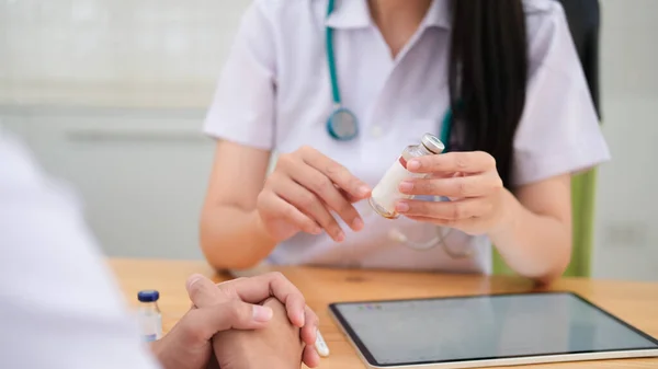 Doctor giving medical advice to patient. — Stock Photo, Image