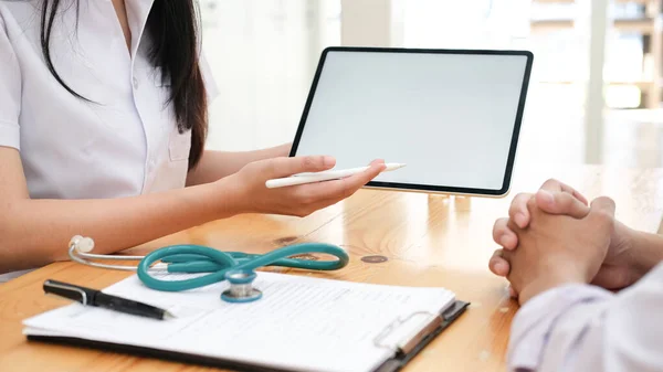 Médico usando tablet discussão algo com o paciente . — Fotografia de Stock