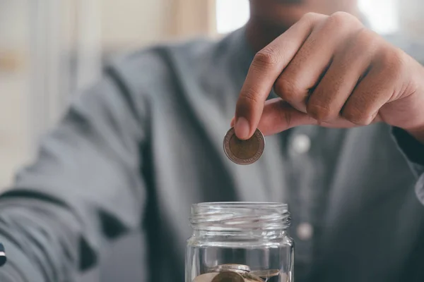 Close Mannelijke Hand Met Munten Glas Geld Besparen Voor Het — Stockfoto