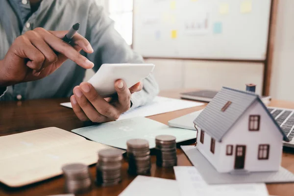 Primer Plano Mano Masculina Calcular Dinero Para Inversión Propiedad Hipoteca —  Fotos de Stock