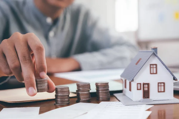 Primer Plano Mano Masculina Calcular Dinero Para Inversión Propiedad Hipoteca —  Fotos de Stock