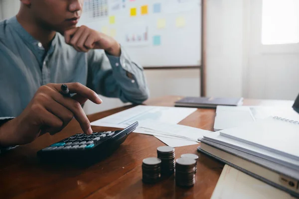 Ekonomi Sparande Ekonomi Koncept Räknare För Manliga Revisorer Eller Bankirer — Stockfoto