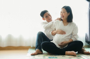 Kocasından hamile bir kadın. Aile, hamilelik ve ebeveynlik kavramı.