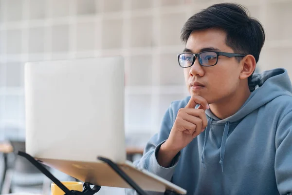 Junge Collage Student Mit Computer Und Mobilen Gerät Lernen Online — Stockfoto