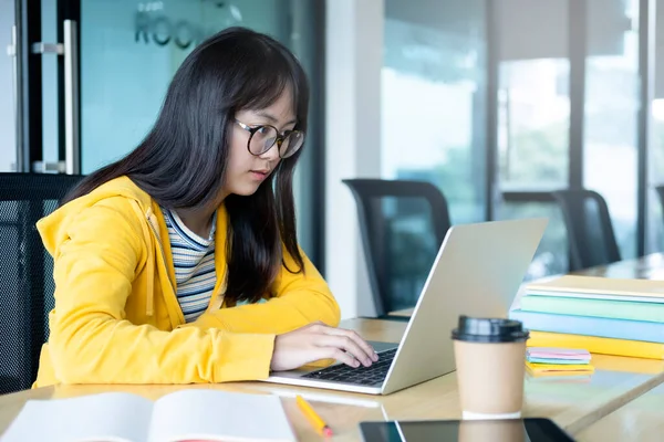 利用计算机和移动设备在网上学习的年轻大学生 教育和在线学习 — 图库照片