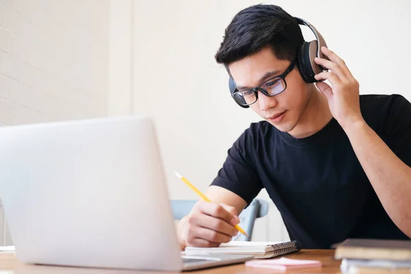 Jonge Student Collage Met Behulp Van Computer Mobiel Apparaat Online — Stockfoto