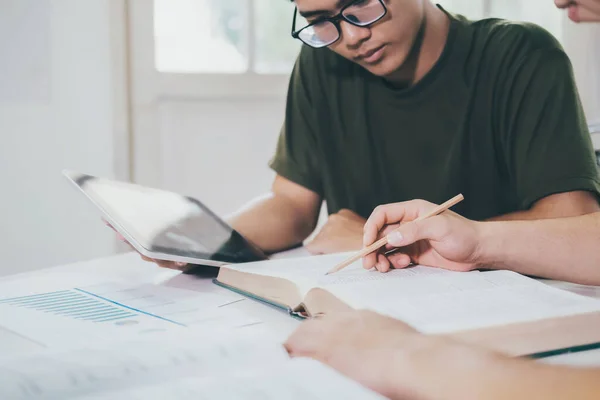 Aprendizagem Educação Conceito Escolar Jovem Homem Estudando Para Teste Exame — Fotografia de Stock