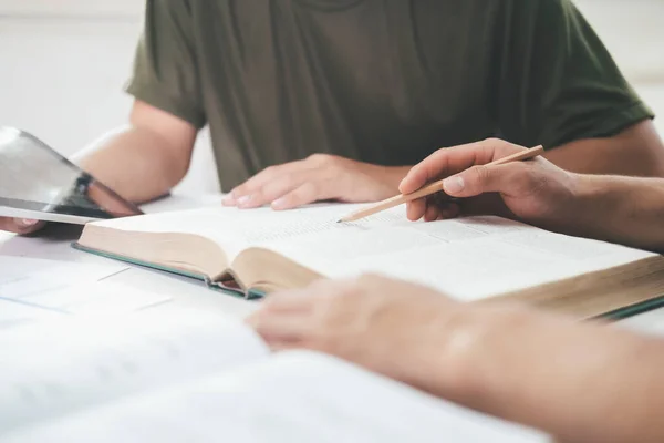 Aprendizagem Educação Conceito Escolar Jovem Homem Estudando Para Teste Exame — Fotografia de Stock