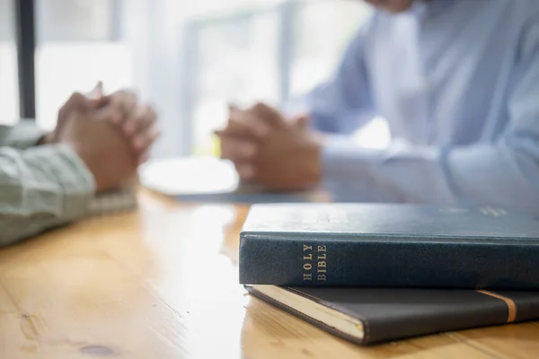 Two Christian People Praying Together Holy Bible — Stock Photo, Image