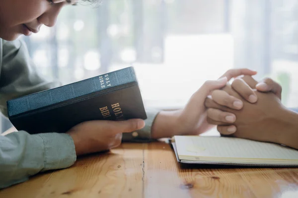 Два Християни Моляться Разом Над Святою Біблією — стокове фото