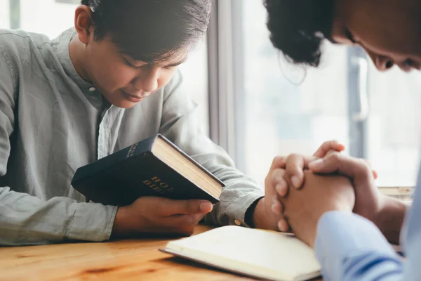 Two Christian People Praying Together Holy Bible — Stock Photo, Image