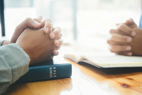 Duas Pessoas Cristãs Estão Orando Juntas Sobre Bíblia Sagrada — Fotografia de Stock