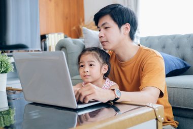 Genç bir adam ve liseli bir kız ev, tele-iş ve e-öğrenim formu hazırlıyorlar.