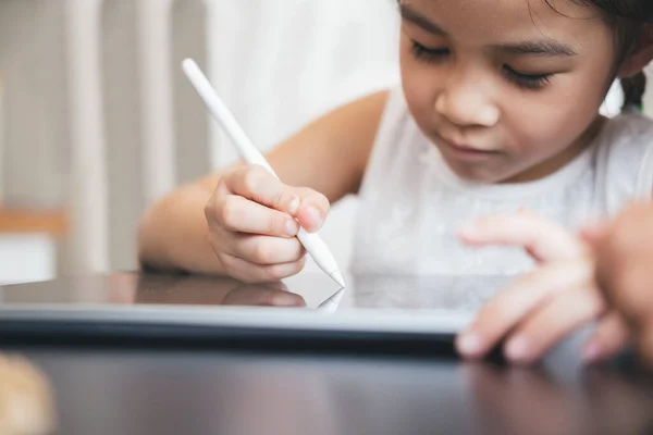 Bambina Con Tablet Stilo Imparare Disegno Online Concetto Istruzione Remota — Foto Stock