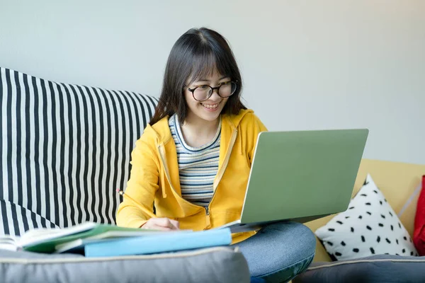 利用计算机和移动设备在网上学习的年轻大学生 教育和在线学习 — 图库照片