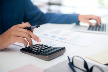 Ekonomi Tasarruf Fonu konsepti. Muhasebeci ya da bankacı nakit faturasını hesaplar.