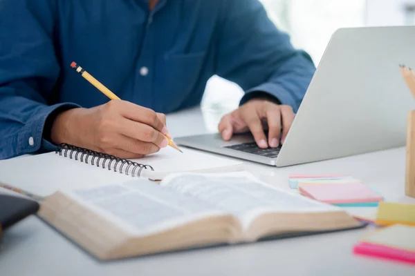 Joven Estudiante Collage Usando Computadora Dispositivo Móvil Estudiando Línea Educación —  Fotos de Stock