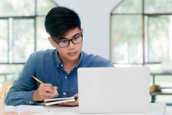 Молодой студент-коллаж с помощью компьютера и мобильного устройства изучает онлайн. Образование и онлайн обучение.