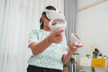 Genç kız ev eğlencesi için fütüristik VR kulaklığı kullanarak metaevreni deneyimliyor.