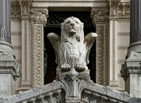 Entrance to the Basilica of Fourviere guarded by the winged lion — Stock Photo, Image