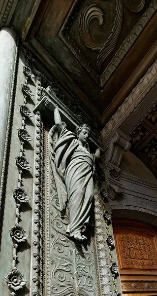 Bronz portal ve Notre-Dame de Fourviere Bazilikası 'ndan süvari meleği, Lyon, Fransa