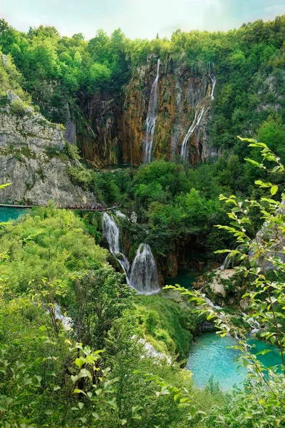 Látványos vízesés a Plitvicei Nemzeti Park, Horvátország — Stock Fotó