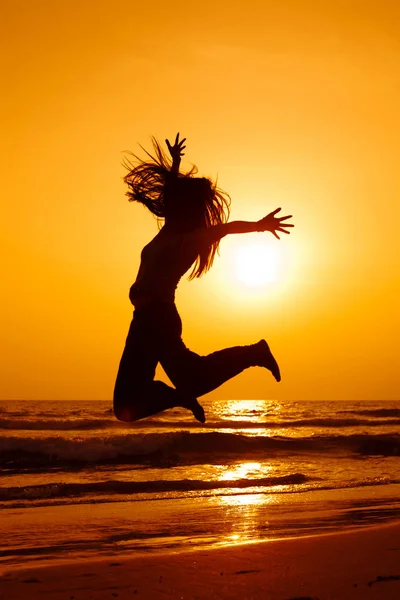 Жінка Довгим Волоссям Стрибає Заході Сонця Пляжі — стокове фото