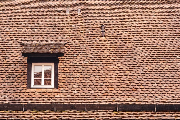 阁楼窗和屋顶背景 — 图库照片