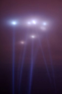 gece gökyüzünde parlak ışıklar