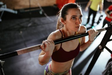 genç güçlü kas kadın spor salonunda pull-up egzersiz yaparak
