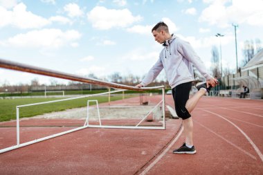 Aktif genç adam boş Stadyumu Tarih egzersizleri yapıyor