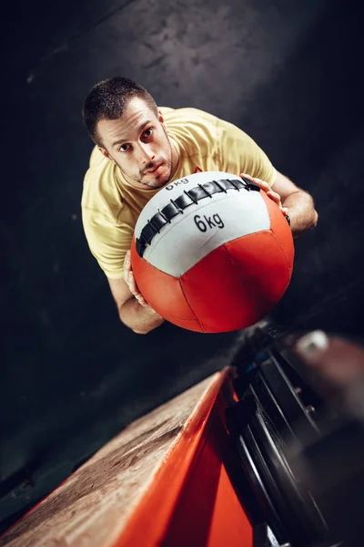 Junger Muskulöser Mann Turnt Mit Wandball Fitnessstudio — Stockfoto