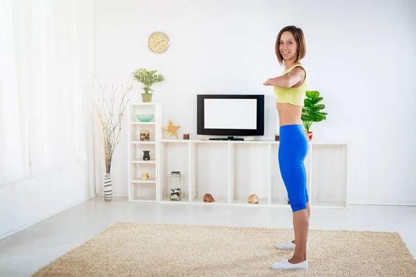 Jovem Mulher Fitness Fazendo Exercícios Sala Estar Frontal — Fotografia de Stock