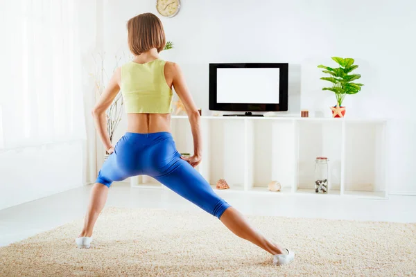 Joven Mujer Fitness Haciendo Ejercicios Sala Estar Televisión Delantera — Foto de Stock