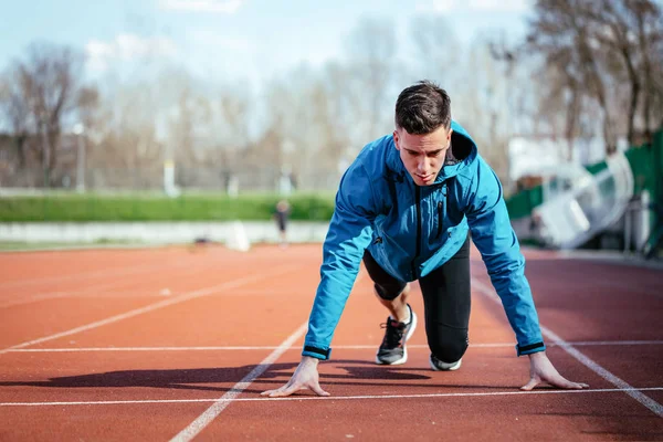 Joven Deportista Preparándose Para Empezar Correr Pista Estadio —  Fotos de Stock