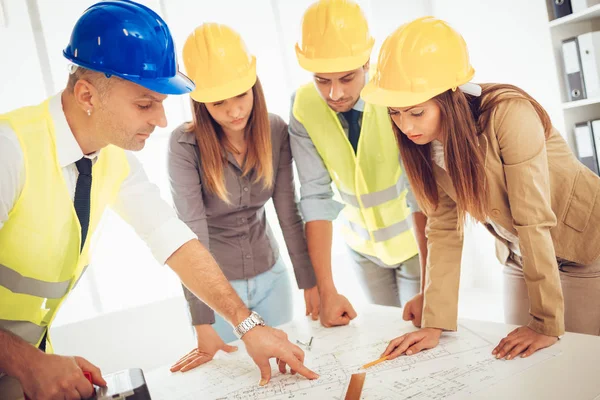 Equipo Jóvenes Arquitectos Discutiendo Planes Construcción Oficina — Foto de Stock