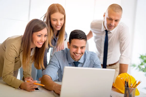 Equipo Diseño Joven Discutiendo Planes Construcción Con Tableta Oficina — Foto de Stock