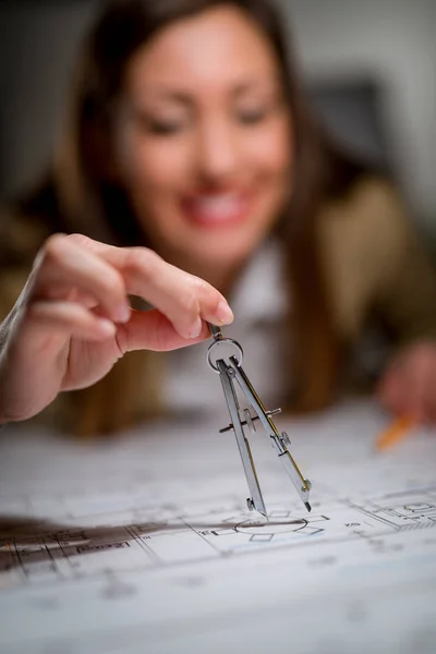 Sonriente Joven Ingeniero Construcción Analizando Plano Escritorio Oficina — Foto de Stock