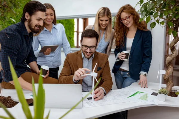 Equipo Jóvenes Ingenieros Discutiendo Sobre Proyecto Energía Alternativa Con Miniaturas — Foto de Stock