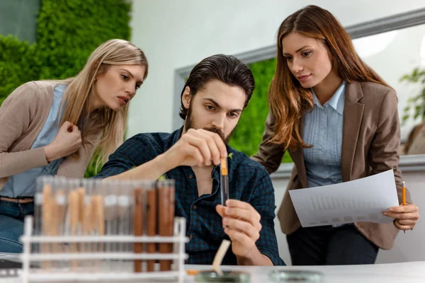 biyolog analizi, mühendislerimizin örnek test tüpü ve ile sulama bitkinin besleyici sıvı damla