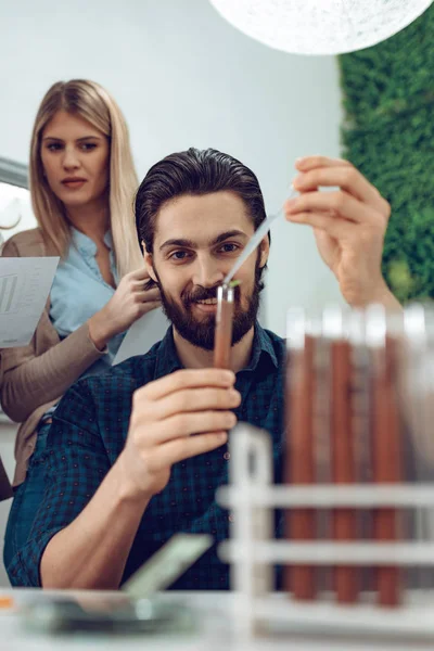 Biólogo Analizando Muestra Planta Tubo Ensayo Riego Con Gotas Líquido — Foto de Stock