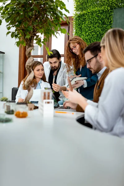 Biologen Kollegor Tar Experimentera Groddar Och Kontrollera Analys Prov Växt — Stockfoto