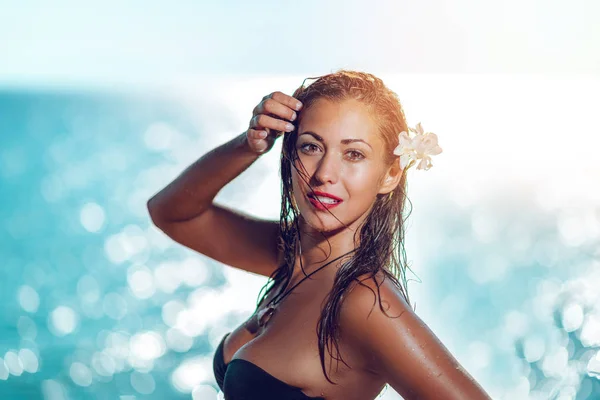 Ritratto Giovane Donna Con Fiore Capelli Sulla Spiaggia — Foto Stock