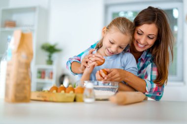 Anne ve kız hamur krep iç mutfak için karıştırma