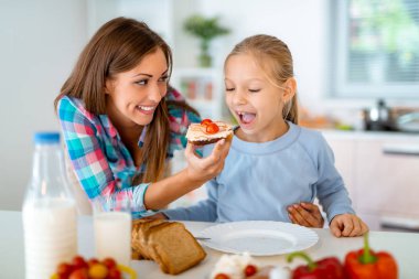 yerli mutfakta sandviç ile kızının beslenme anne