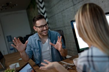 Genç başarılı işkadını ve çalışma office iş adamı