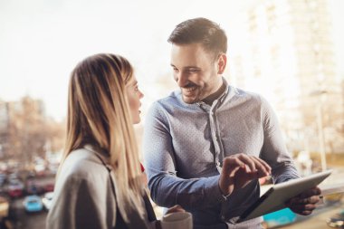 Kahve molası verdikten ve dijital tablet kullanarak iş arkadaşları