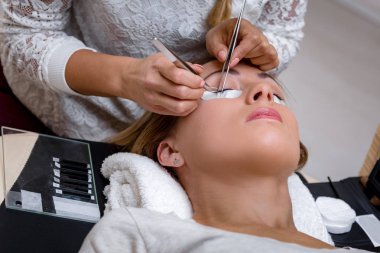 Şevval Özçelik Güzellik uzun kirpik genç kadına uygulayarak görünümünü kapat