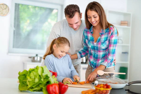 Ung Familj Matlagning Hälsosam Måltid Inhemska Kök — Stockfoto