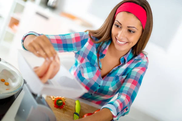 Jonge Vrouw Maken Van Gezonde Maaltijd Binnenlandse Keuken — Stockfoto